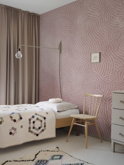 Rebel Walls R18761 Natural Aesthetic Wiggly Dots Pink - mural falujące linie z kropek