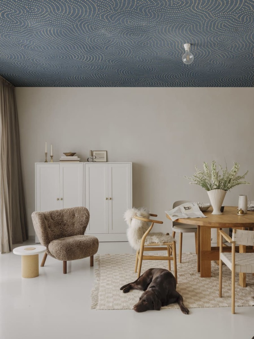 Rebel Walls R18762 Natural Aesthetic Wiggly Dots Blue - mural falujące linie z kropek