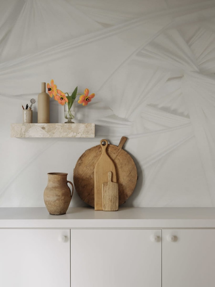 Rebel Walls R18757 Natural Aesthetic Silk Shadows White - mural imitujący jedwab