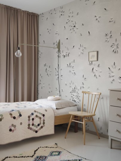 Rebel Walls R18739 Natural Aesthetic Papercut Sand - mural w trójwymiarowe płatki kwiatów