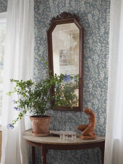 Boras Tapeter 5711 Orangeri Blaregn Blue - tapeta w liście i kwiaty glicynii