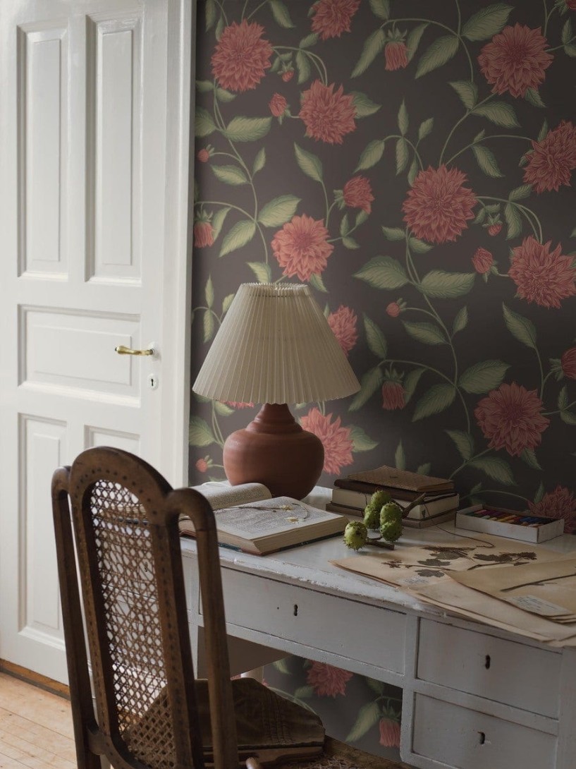 Boras Tapeter 5719 Orangeri Dahliadrom Brown - tapeta w kwiaty dalii