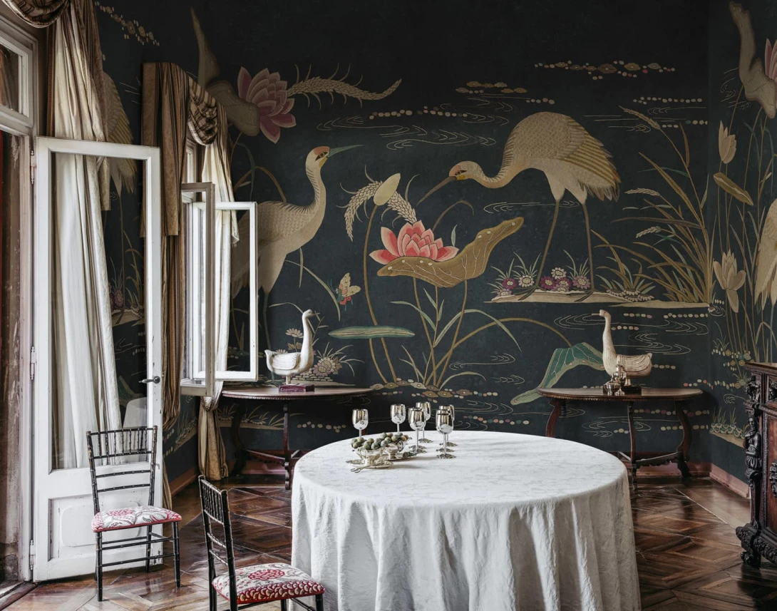 Sandberg S10419 Chinoiserie Garden Seabirds Dark Blue - mural rajski ogród z wodnymi ptakami