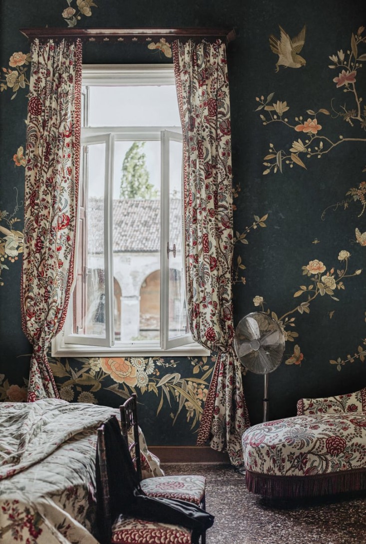 Sandberg S10428 Chinoiserie Garden Bloom Midnight Blue - mural w kwiaty