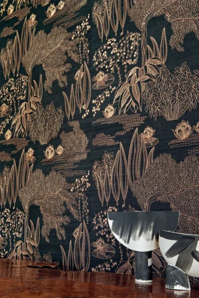 Casamance 71360107 Hikari Hasu Noir cuivré - tapeta haftowana w ogród japoński