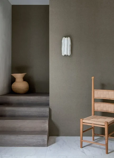 Casamance 71560218 Hikari Kira Naturel - tapeta strukturalna w kolorze ciemnego beżu