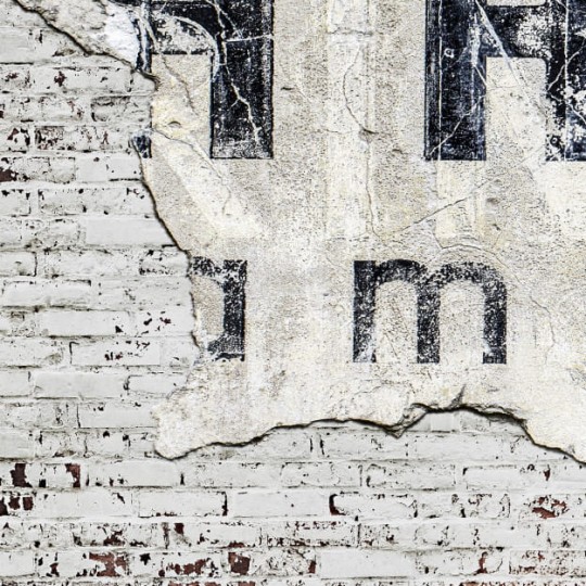Les Dominotiers DOM_409_SM Volume 6 Textures Brut Letters & Rough Brick Wall Blanc et Noir - mural imitujący zniszczoną ścianę ceglaną w litery