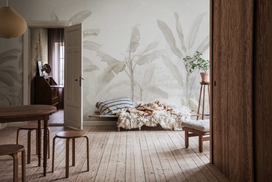 Rebel Walls R18823 Scenic Landscapes Tropical Palms Beige - beżowy mural w egzotyczny krajobraz i makro liście