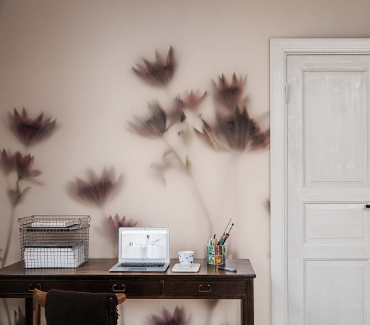 Rebel Walls R18883 Mystic Shades Astrantia Pink - mural w kwiecisty motyw
