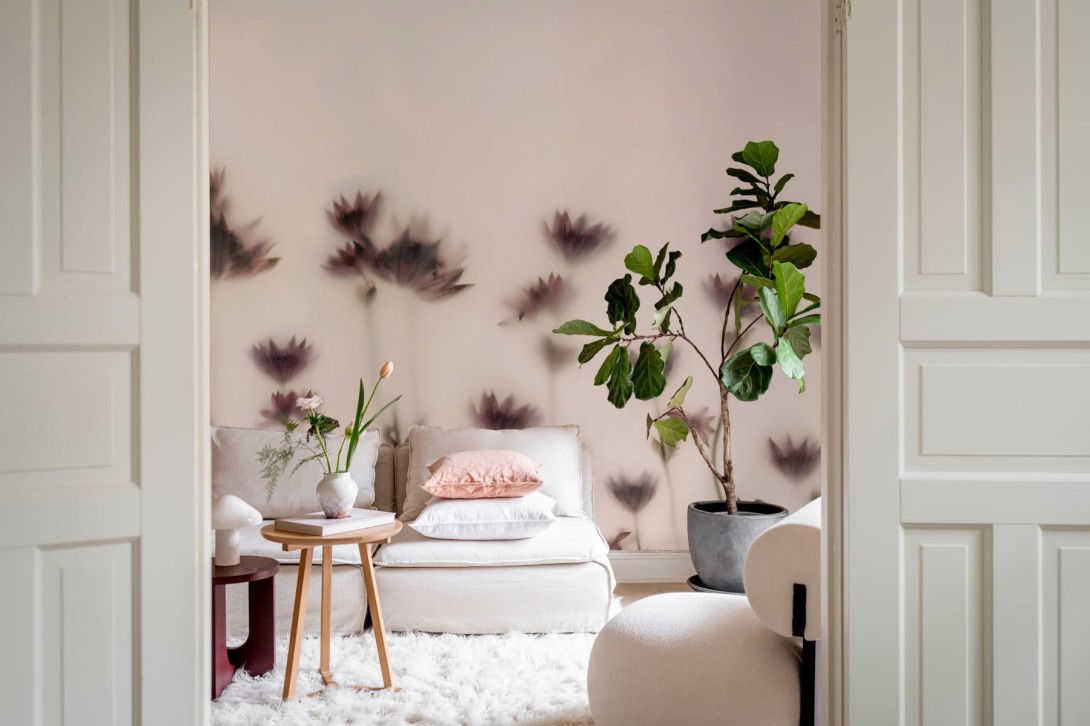 Rebel Walls R18883 Mystic Shades Astrantia Pink - mural w kwiecisty motyw