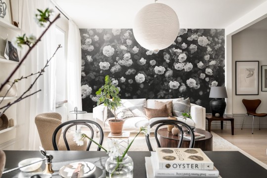 Rebel Walls R18856 Mystic Shades Regal Rose Black & White - mural w róże