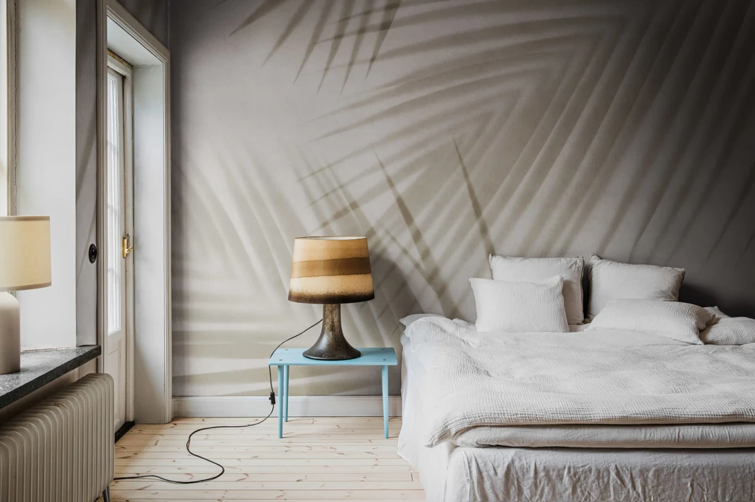 Rebel Walls R18888 Mystic Shades Palm Gaze Beige - mural w cienie ostrych liści