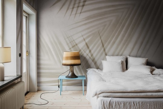 Rebel Walls R18888 Mystic Shades Palm Gaze Beige - mural w cienie ostrych liści