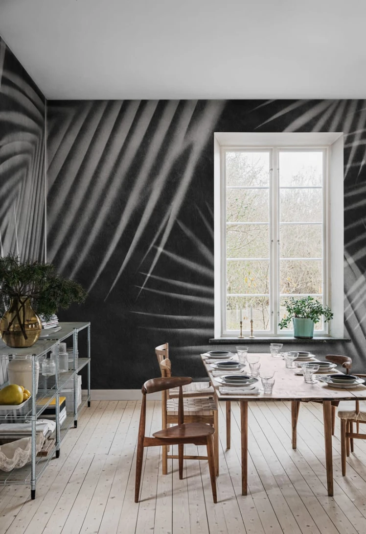 Rebel Walls R18889 Mystic Shades Palm Gaze Black & White - mural w cienie ostrych liści