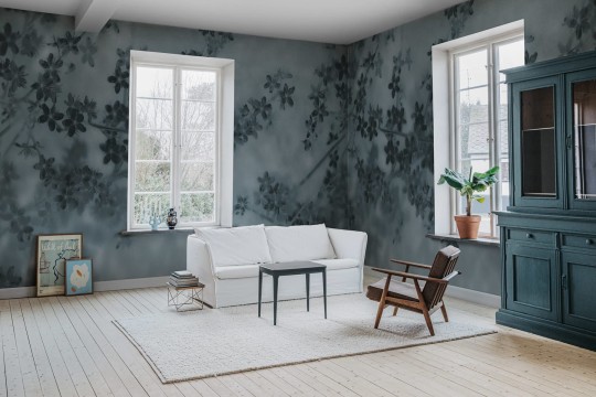 Rebel Walls R18873 Mystic Shades Apple Bloom Blue - mural w cienie kwiatów jabłoni