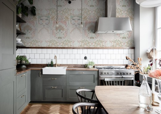 Boras Tapeter 9579W Studio Peacock Multi - mural w misterny, egzotyczny wzór