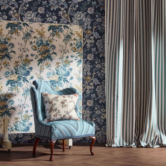 Sanderson 217306 Giles Deacon Lakeland Paradis Walnut - tapeta w kwiaty