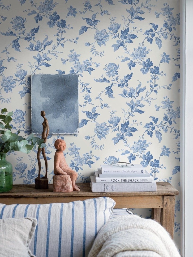 Boras Tapeter 6146 Blue & White Blomslinga Blue - tapeta roślinna w kwiaty i liście