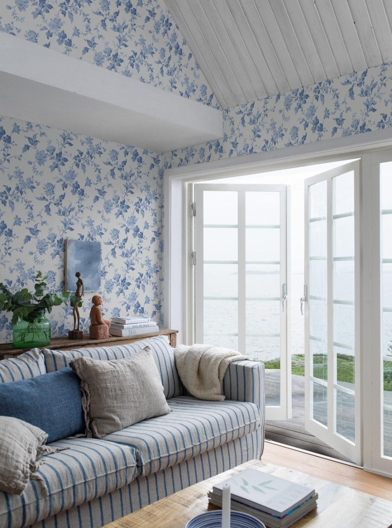 Boras Tapeter 6146 Blue & White Blomslinga Blue - tapeta roślinna w kwiaty i liście