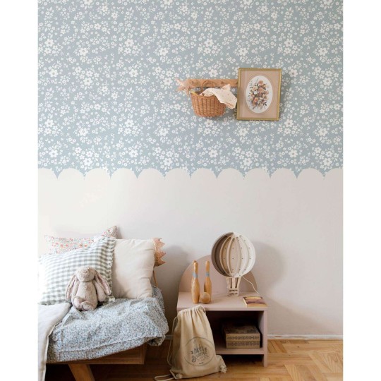 Dekornik DEKO.TAP.445 Lace meadow blue and milky - tapeta łąka kwiatów z jednokolorową lamperią