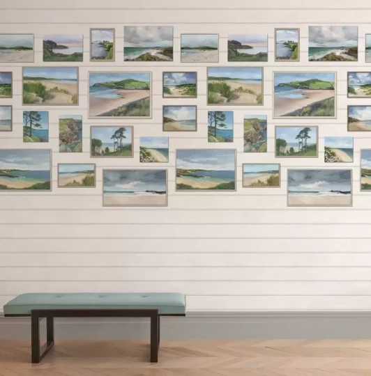 Osborne & Little W7681-01 Lamorran Seascape - tapeta imitująca drewnianą ścianę z oprawionymi zdjęciami