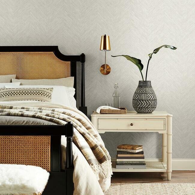 York BO6601 Antonina Vella Boho Luxe Metallic Chevron White - tapeta w jodełkę z metalicznym tłem