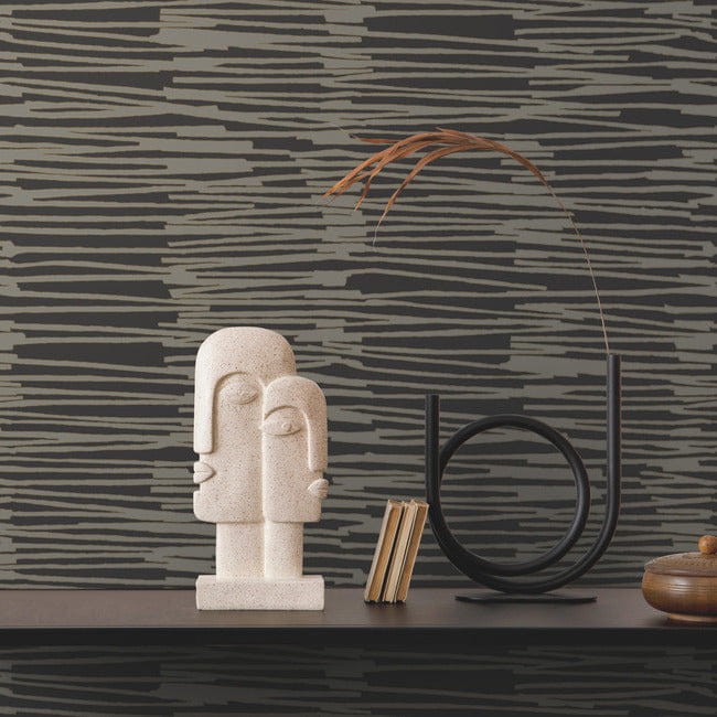 York AG2095 Artistic Abstracts Nikki Chu Water Reed Thatch Black/Gold - tapeta w poziome paski z metalicznymi akcentami
