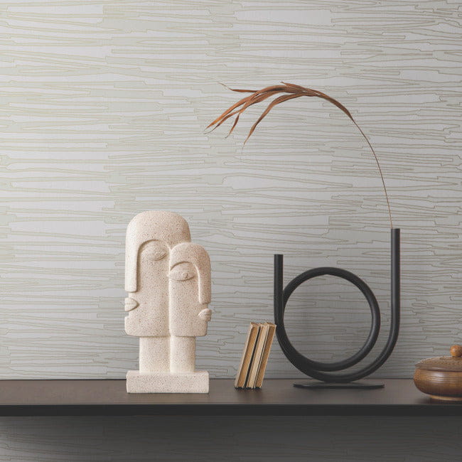 York AG2096 Artistic Abstracts Nikki Chu Water Reed Thatch Ivory/Glint - tapeta w poziome paski z metalicznymi akcentami