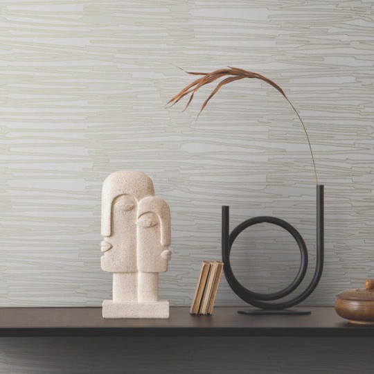 York AG2096 Artistic Abstracts Nikki Chu Water Reed Thatch Ivory/Glint - tapeta w poziome paski z metalicznymi akcentami