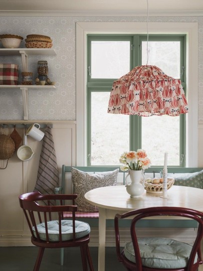 Boras Tapeter 5815 Nordic Folk Nyponros - tapeta w kwiaty zamknięte w rombach