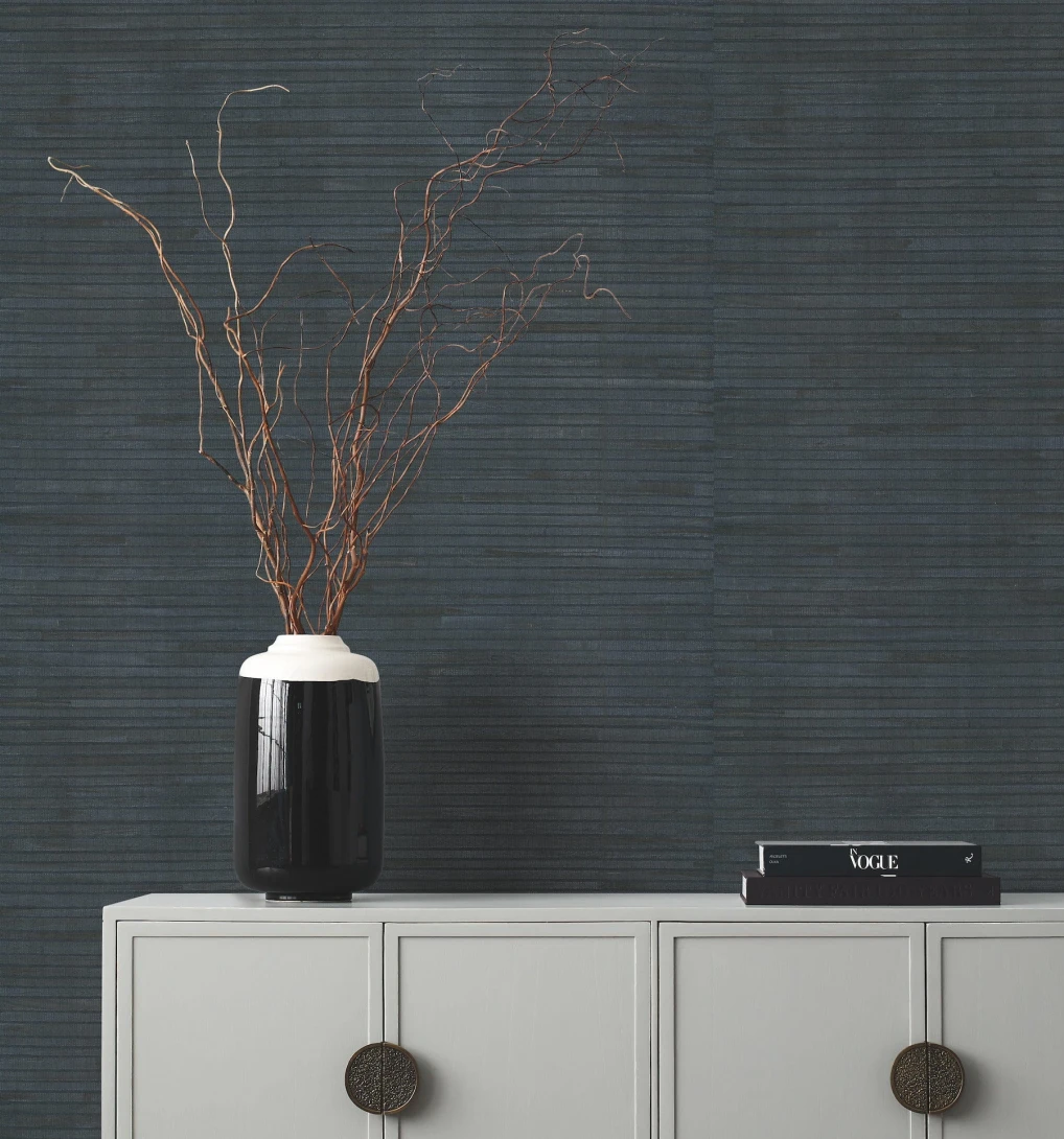 York GV0237 Ronald Redding Grasscloth & Natural Resource Hyacinth Leaf Navy - granatowa tapeta strukturalna w paski