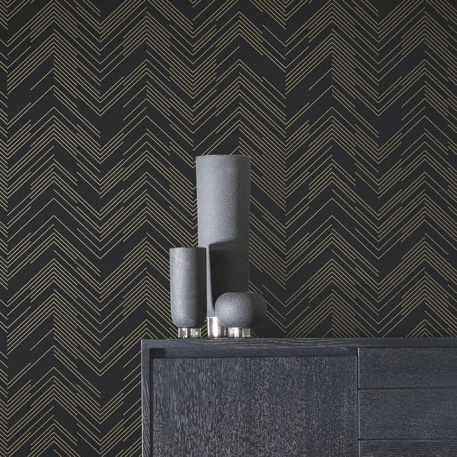 York MD7221 Antonina Vella Modern Metals Second Edition Polished Chevron Black/Gold - tapeta w motyw jodełki