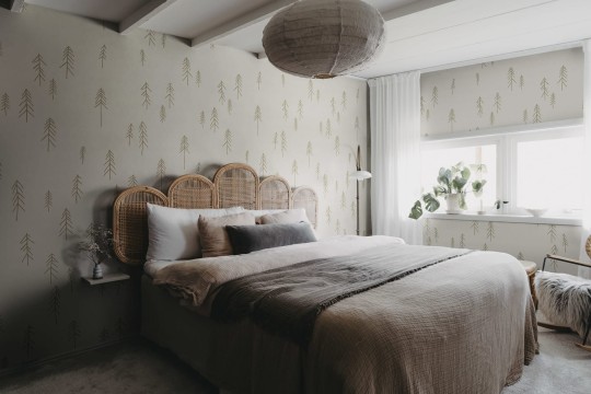 Rebel Walls R20634 Fine Little Day Tall Beige - mural w skandynawskie rysunki choinek