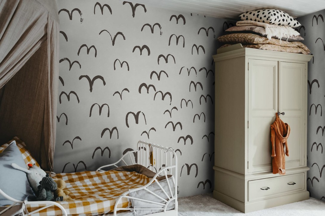 Rebel Walls R20624 Fine Little Day Bird Brown - mural w ręcznie rysowane ptaki w locie