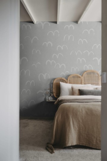 Rebel Walls R20626 Fine Little Day Bird Gray - mural w ręcznie rysowane ptaki w locie