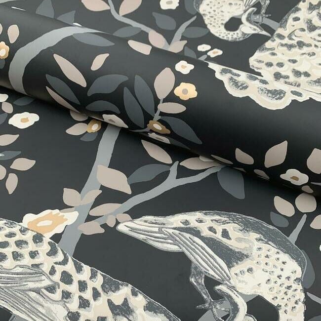 York BW3802 Black and White Resource Library Plume Black/Gold - tapeta w pawie
