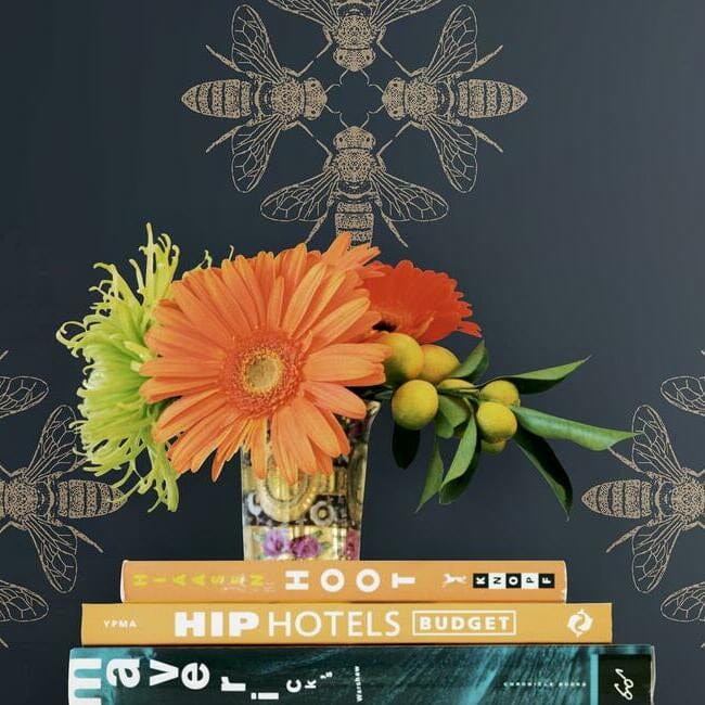 York ON1644 Black and White Resource Library Honey Bee Golden/Navy - tapeta w pszczoły