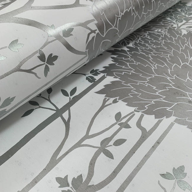 York AC9221D Ronald Redding Arts and Crafts Oakwood Grove Wallpaper White - tapeta w drzewa na metalicznym tle