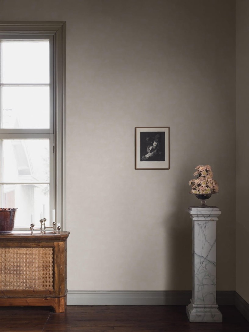Boras Tapeter 5058 Shades Dolomite - piaskowa tapeta z pociągnięciami pędzla
