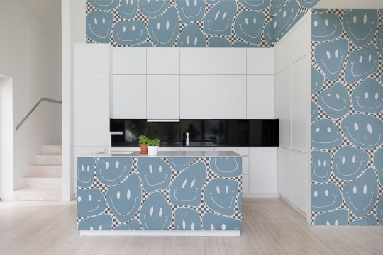 Rebel Walls R19370 Pops Happy Rebel Blue Chess - mural w uśmiechnięte twarze