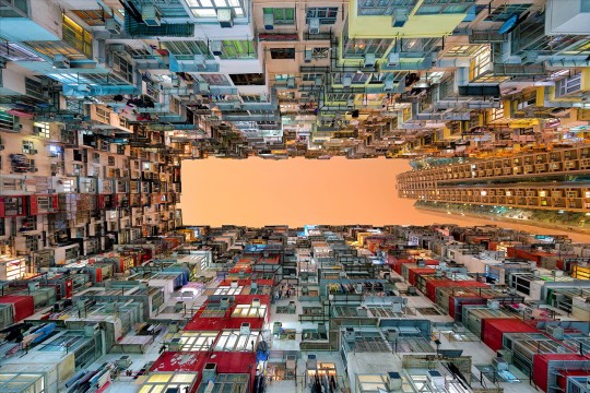 Rebel Walls R19091 Pops Upside Down - mural w miejski krajobraz uchwycony z dolnej perspektywy