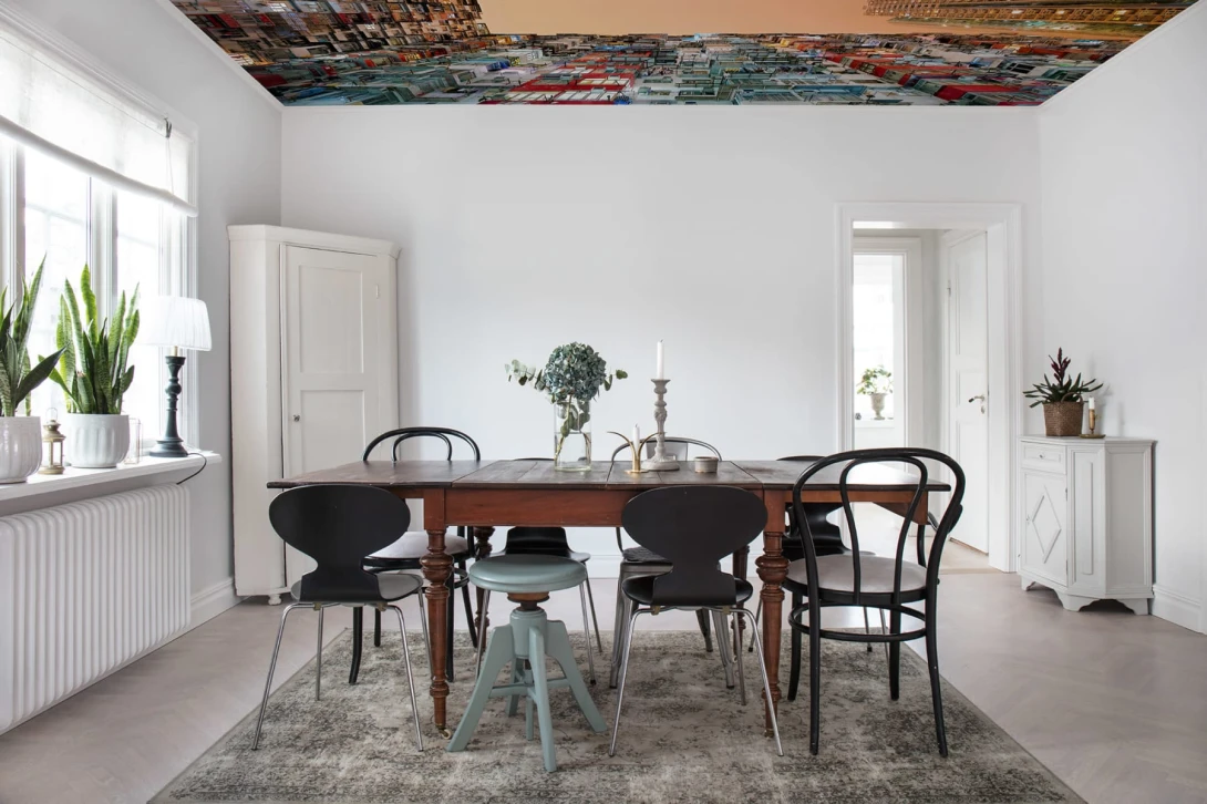 Rebel Walls R19091 Pops Upside Down - mural w miejski krajobraz uchwycony z dolnej perspektywy