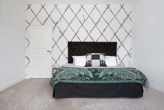 Rebel Walls R13221 Greenhouse Winding Spring - mural w roślinną kratkę