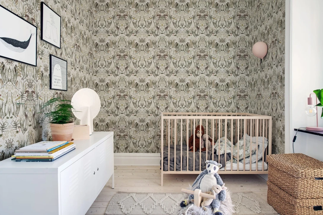 Rebel Walls R19395 Rebel Favorites The Swedish Forest Mini White - mural w stylizowany motyw roślinny i sowy