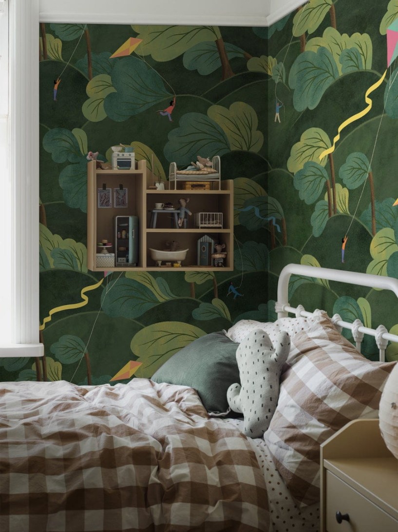 Boras Tapeter 9621W Kids Collection A Windy Day Green - mural dziecięcy z wierzchołkami drzew i ludźmi z latawcami