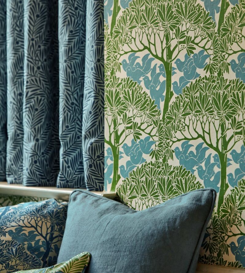 Morris & Co. 217340 Bedford Park The Savaric Garden Green - tapeta w drzewa na tle ptaków