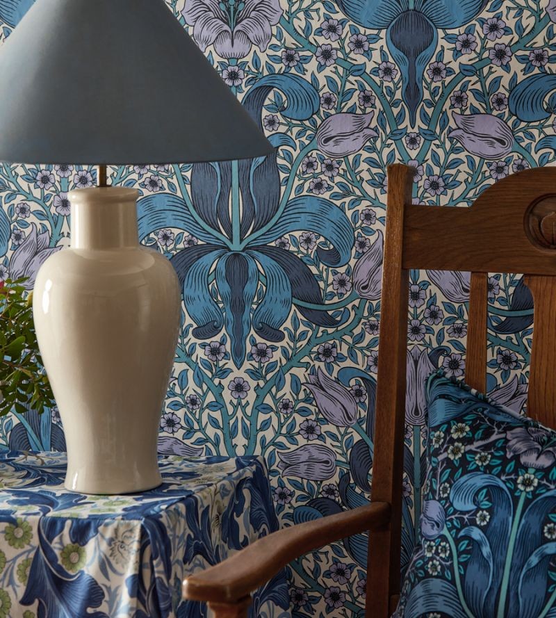 Morris & Co. 217338 Bedford Park Spring Thicket Indigo Lilac - tapeta roślinna