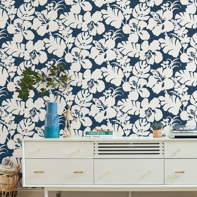 York CV4441 Water's Edge Resource Library Hibiscus Arboretum Navy - tapeta w kwiaty hibiskusa