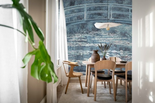 Rebel Walls R20568 First Rebels The Japanese Footbridge Blue - mural w lilie wodne wzorowane na obrazach Claude’a Moneta