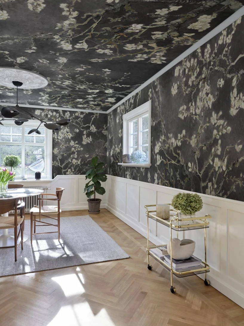 Rebel Walls R20562 First Rebels Almond Blossom Black - mural w obraz Kwitnący Migdałowiec Vincenta van Gogha